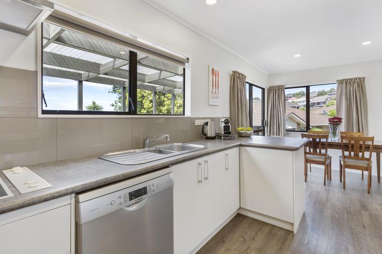 Photo of property in 6 Channing Crescent, Botany Downs, Auckland, 2010