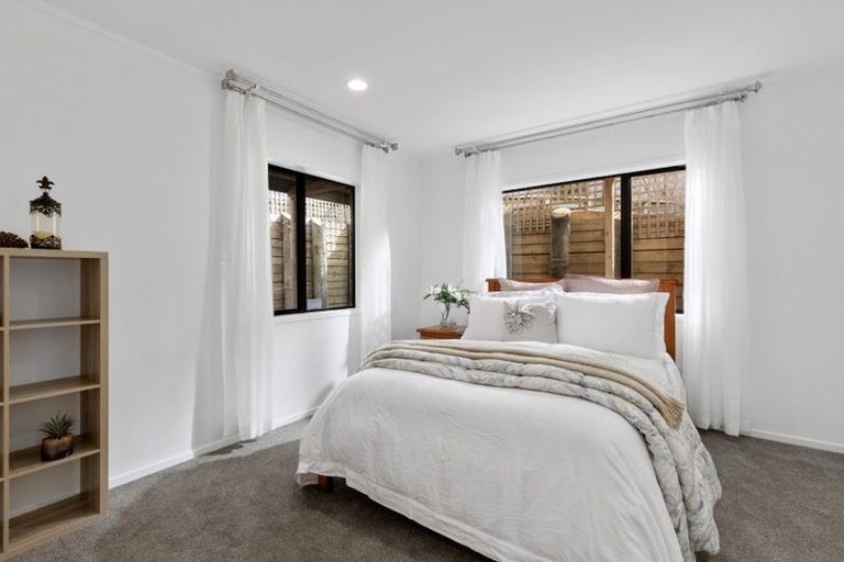 Photo of property in 16 Strabo Place, Windsor Park, Auckland, 0632