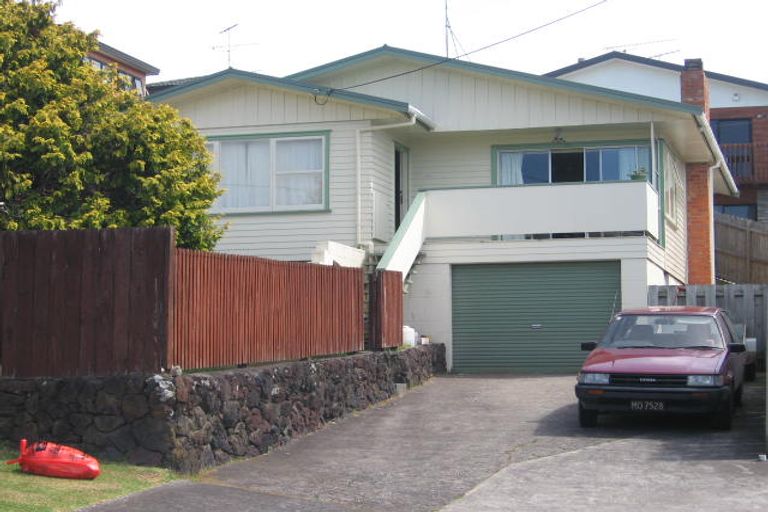 Photo of property in 2/8 Woodall Place, Totara Vale, Auckland, 0627