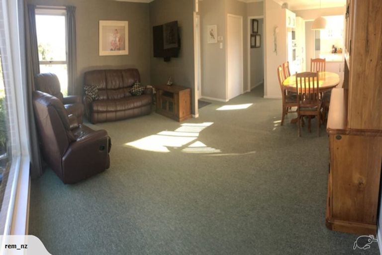 Photo of property in 8 Halcombe Place, Green Bay, Auckland, 0604