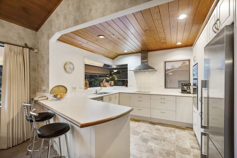 Photo of property in 8 Landsberg Way, Windsor Park, Auckland, 0632