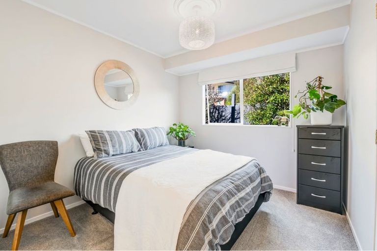 Photo of property in 19 Esther Place, Red Beach, 0932
