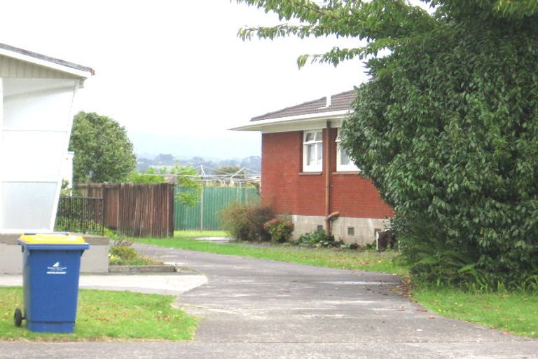Photo of property in 1/132 Te Atatu Road, Te Atatu South, Auckland, 0610