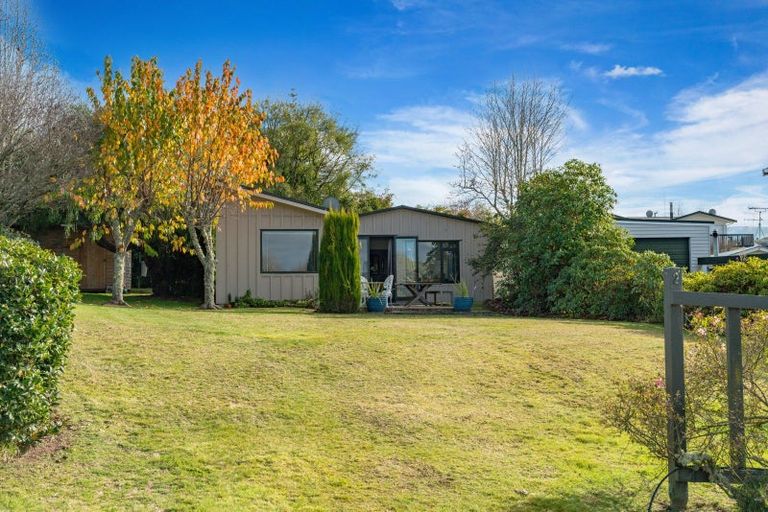 Photo of property in 2 Earle Place, Acacia Bay, Taupo, 3330