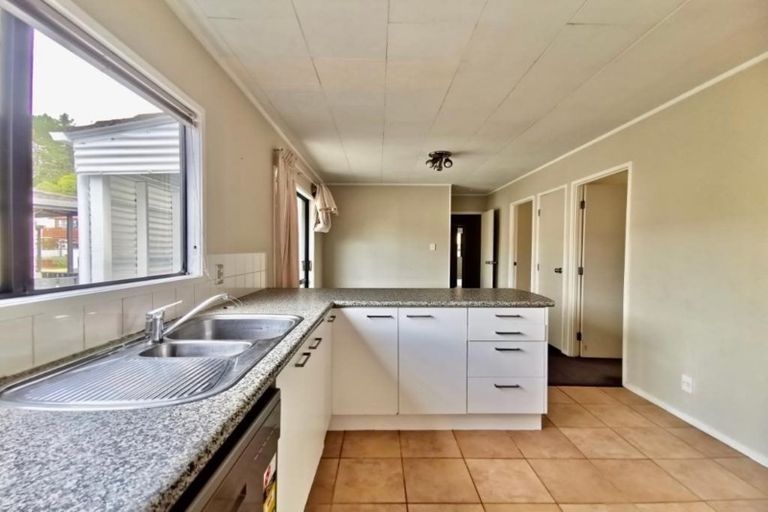 Photo of property in 1 Mark Edward Drive, Half Moon Bay, Auckland, 2012