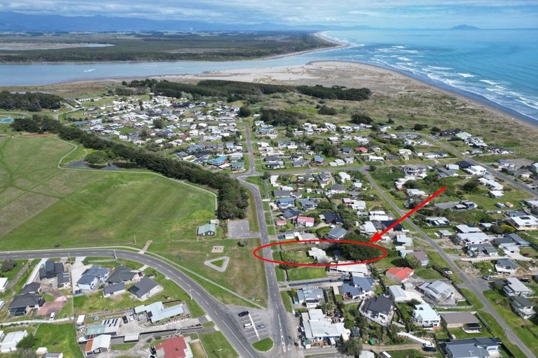 Photo of property in 46 Signal Street, Foxton Beach, Foxton, 4815