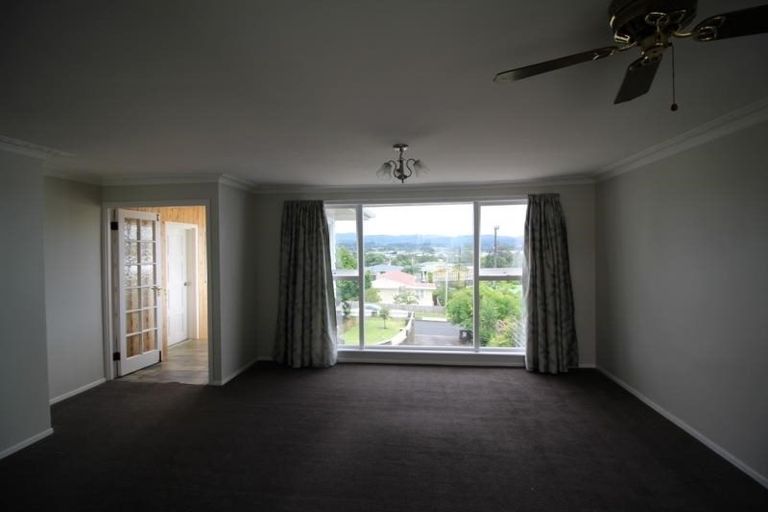 Photo of property in 1 Gaede Terrace, Sunnyvale, Auckland, 0612