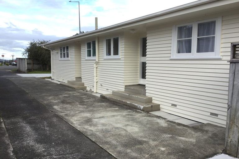 Photo of property in 208 Te Atatu Road, Te Atatu South, Auckland, 0610