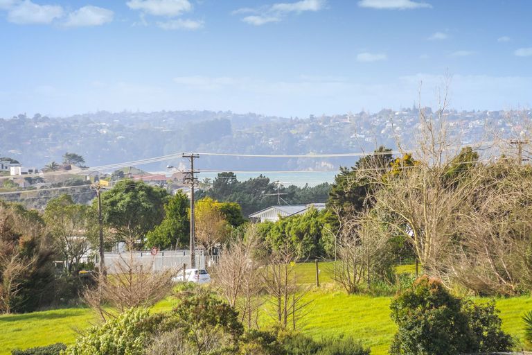 Photo of property in 28 Holmes Drive South, Massey, Auckland, 0614