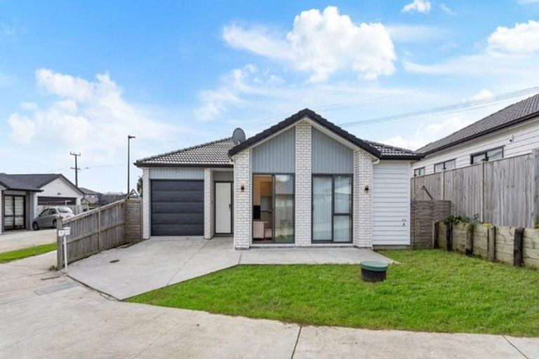 Photo of property in 2 Creswell Lane, Papakura, 2110