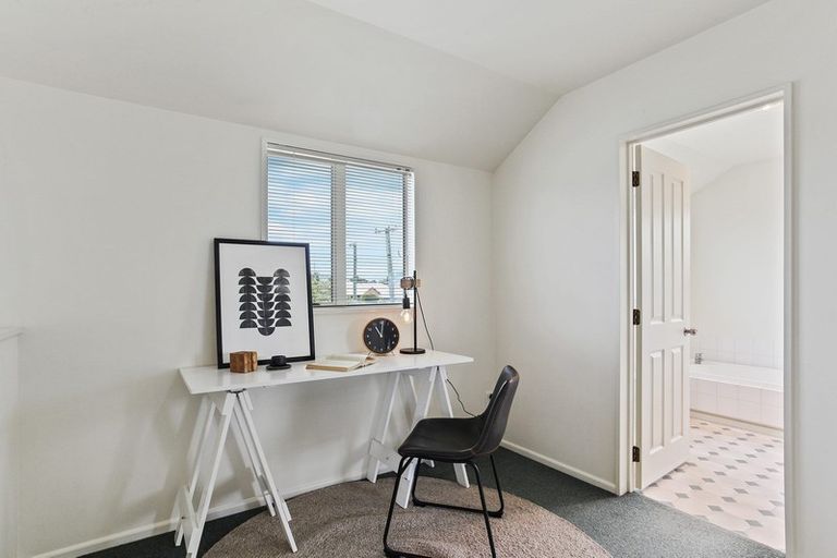 Photo of property in 150 Avonhead Road, Avonhead, Christchurch, 8042