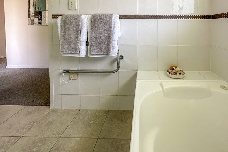 Photo of property in 2/51 Nigel Road, Browns Bay, Auckland, 0630