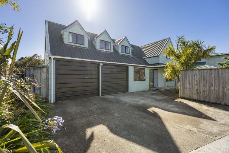 Photo of property in 28 Heathcote Place, Fitzherbert, Palmerston North, 4410