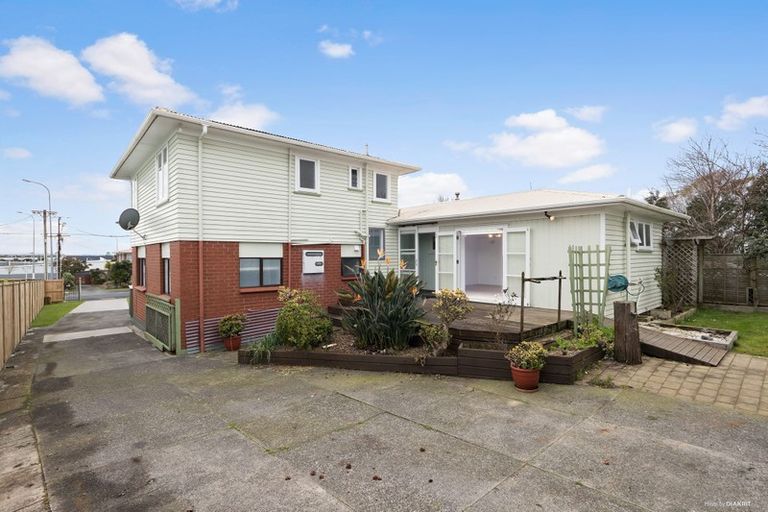 Photo of property in 27 Woodford Avenue, Henderson, Auckland, 0610