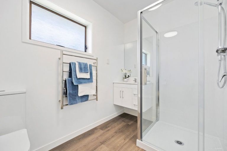 Photo of property in 2/13 Kathleen Street, Totara Vale, Auckland, 0627