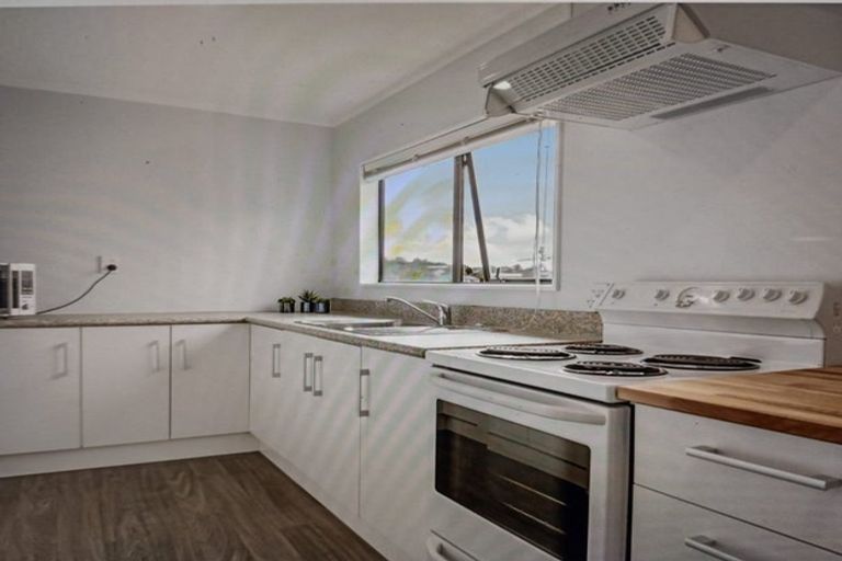 Photo of property in 64 Trias Road, Totara Vale, Auckland, 0629