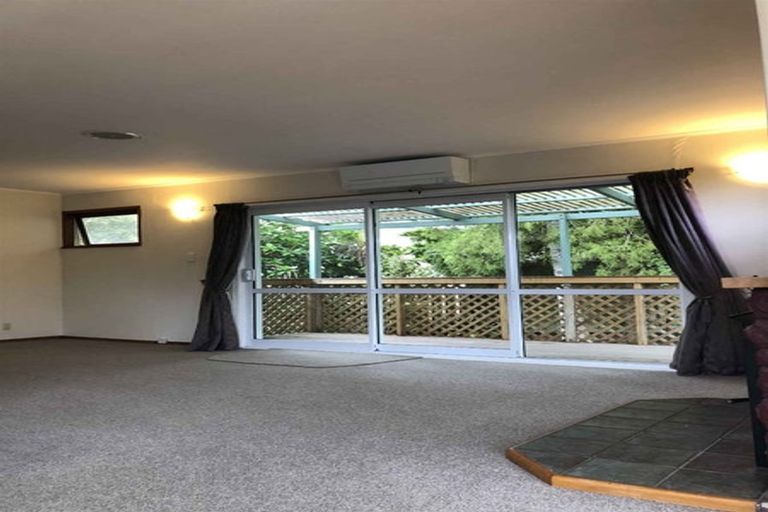 Photo of property in 16 Aplin Place, Birkdale, Auckland, 0626