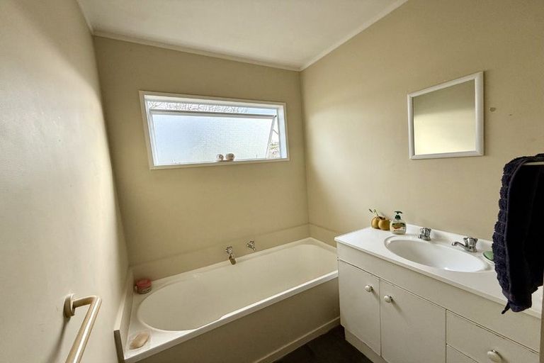 Photo of property in 12 Meadowvale Rise, Titirangi, Auckland, 0604