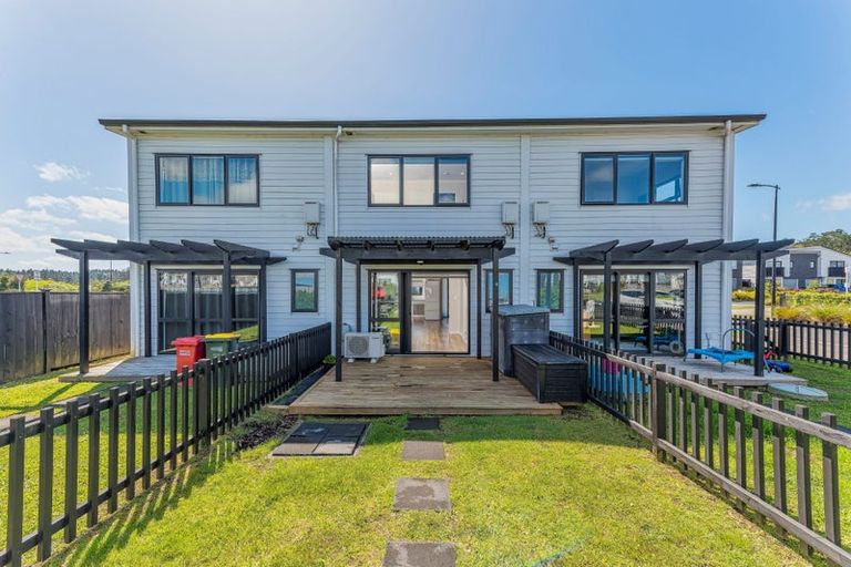 Photo of property in 4 Lumbarda Drive, Kumeu, 0810