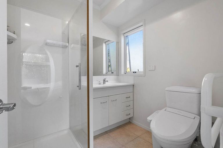 Photo of property in 142 Oaktree Avenue, Browns Bay, Auckland, 0630