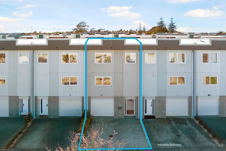 Photo of property in 81 Bordeaux Parade, Te Atatu South, Auckland, 0610