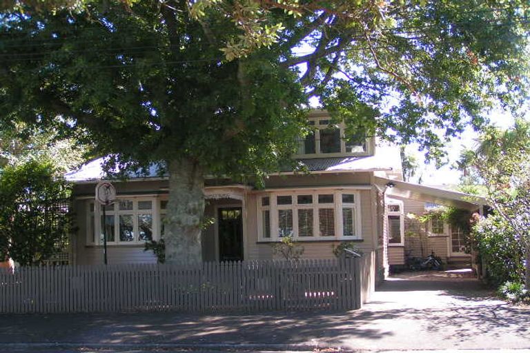 Photo of property in 17 Clarence Road, Northcote Point, Auckland, 0627