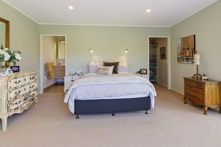 Photo of property in 16 Sunny Glen, Waikanae, 5036