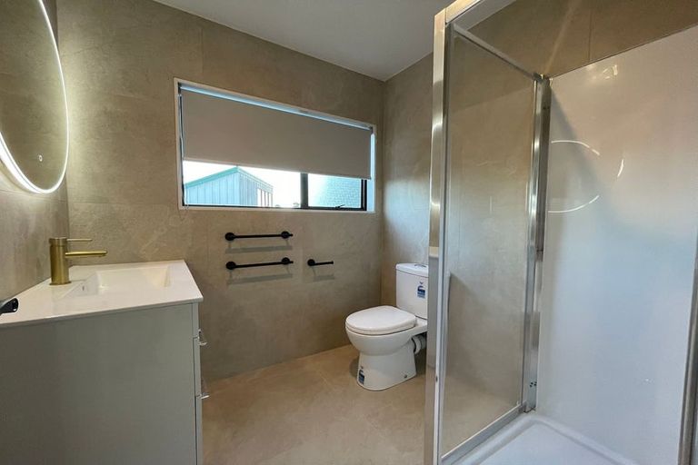 Photo of property in 1/16 Glen Vista Place, Bayview, Auckland, 0629