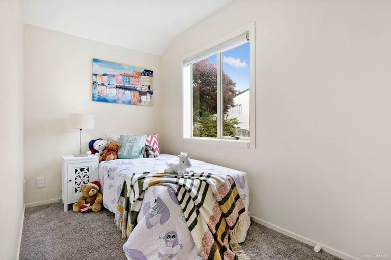 Photo of property in 2/24 Fields Parade, Oteha, Auckland, 0632