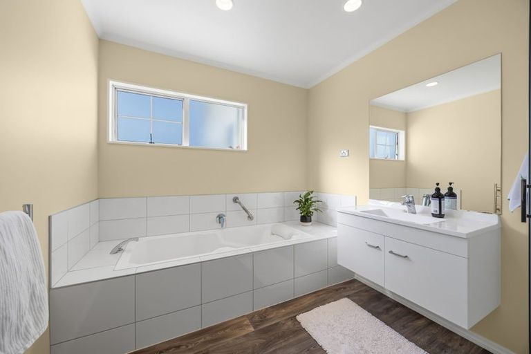 Photo of property in 46 Whiting Grove, West Harbour, Auckland, 0618