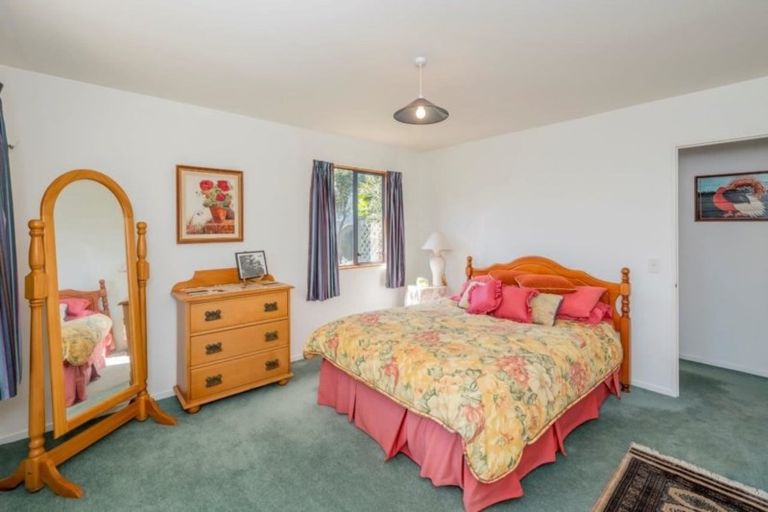 Photo of property in 108 Field Way, Waikanae Beach, Waikanae, 5036