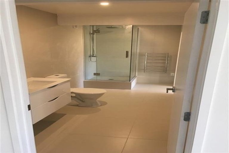 Photo of property in 33 Archers Road, Hillcrest, Auckland, 0629