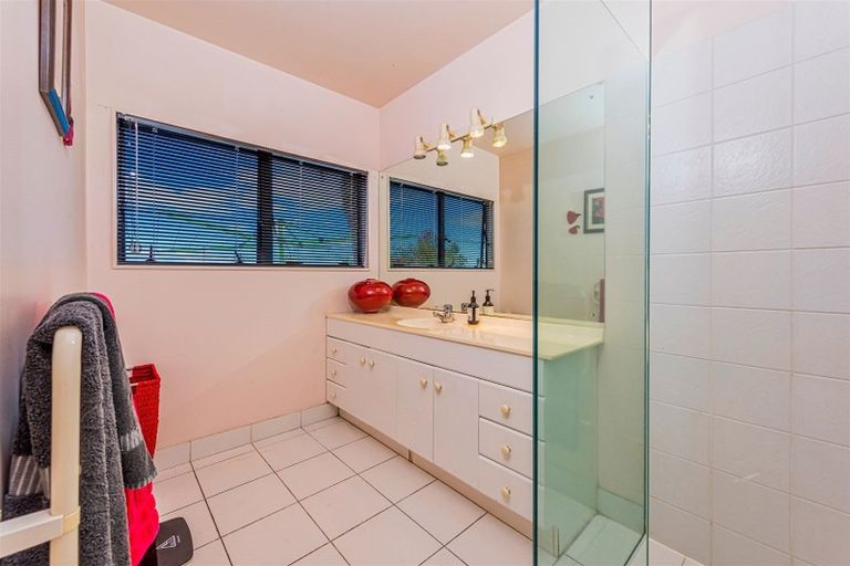 Photo of property in 2/38 Luckens Road, West Harbour, Auckland, 0618