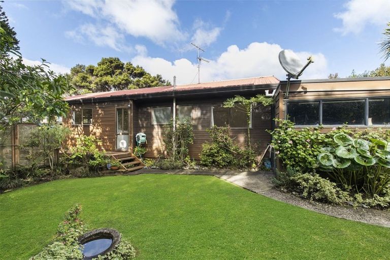 Photo of property in 18 Valecrest Place, Bayview, Auckland, 0629