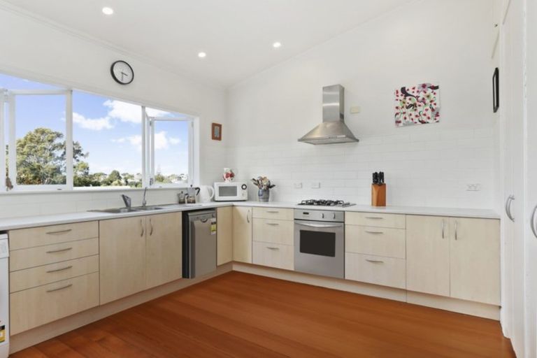 Photo of property in 12 Waterview Road, Stanley Point, Auckland, 0624