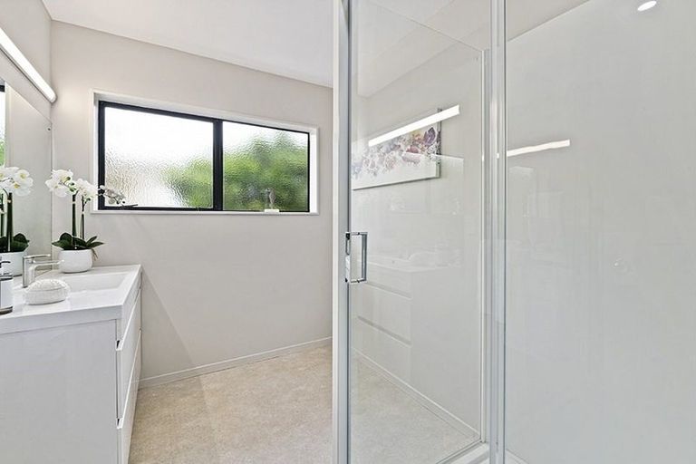 Photo of property in 15a Edward Avenue, Orewa, 0931