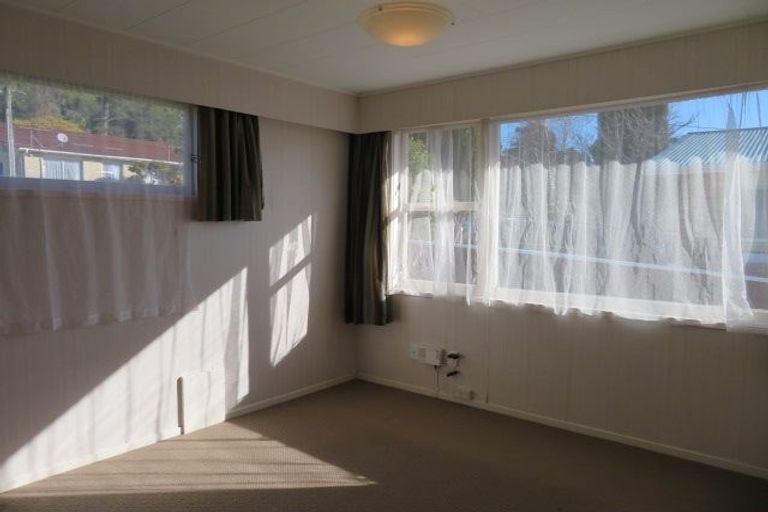Photo of property in 35 Hillside Drive, Maoribank, Upper Hutt, 5018