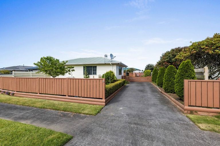 Photo of property in 8 Beech Place, Hawera, 4610