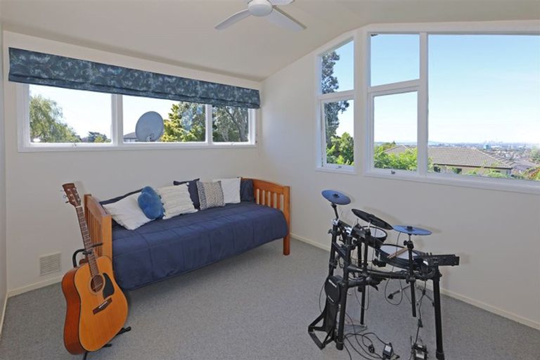 Photo of property in 4 Tasman Avenue, Henderson Valley, Auckland, 0614