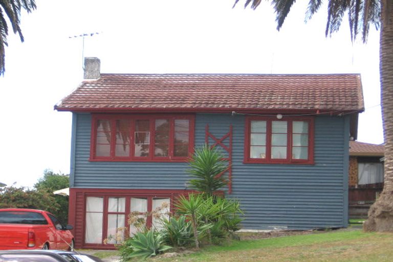 Photo of property in 2/36 Browns Bay Road, Rothesay Bay, Auckland, 0630