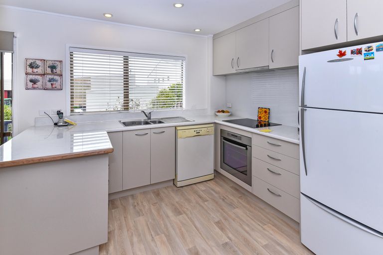 Photo of property in 2/12 Steeple Rise, Pakuranga, Auckland, 2010