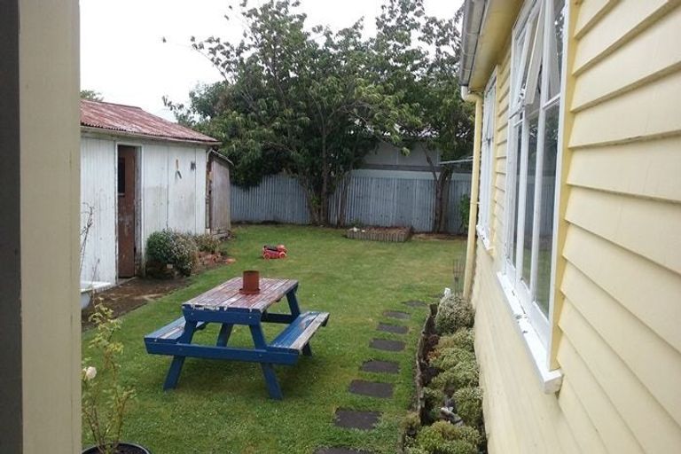 Photo of property in 17 Shamrock Street, Takaro, Palmerston North, 4412