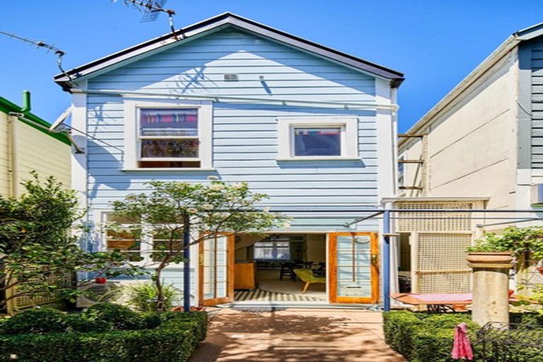 Photo of property in 6 Porritt Avenue, Mount Victoria, Wellington, 6011