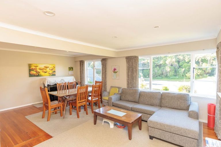 Photo of property in 92 Newlands Road, Newlands, Wellington, 6037