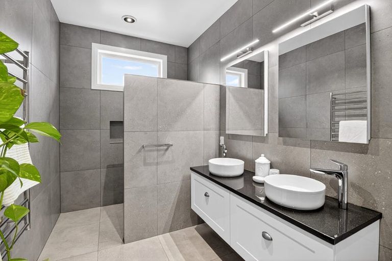 Photo of property in 102 Walmer Road, Point Chevalier, Auckland, 1022