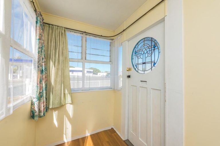 Photo of property in 16 Carlton Avenue, Gonville, Whanganui, 4501