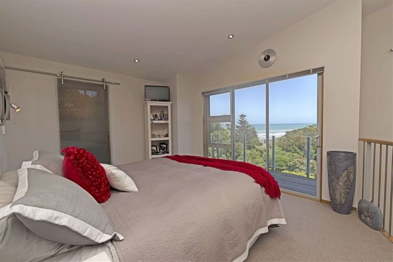 Photo of property in 10 Waitea Road, Muriwai, Waimauku, 0881