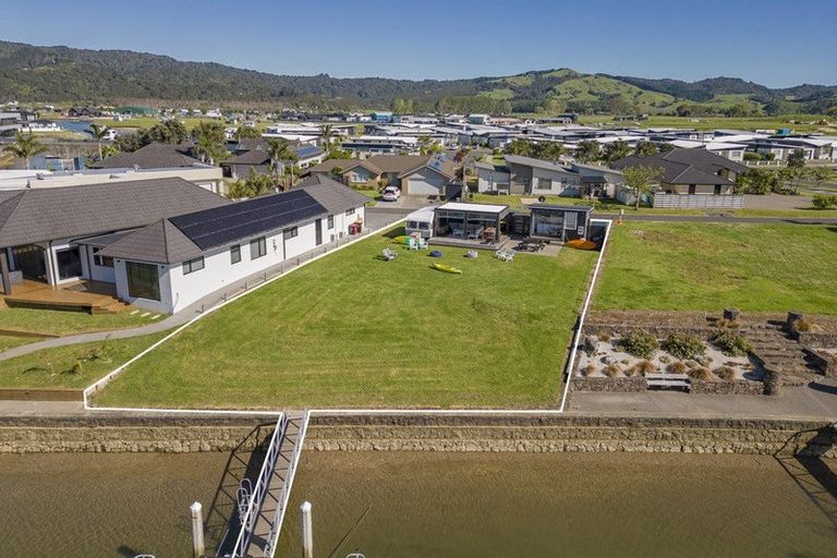 Photo of property in 14 Mermaid Place, Whitianga, 3510