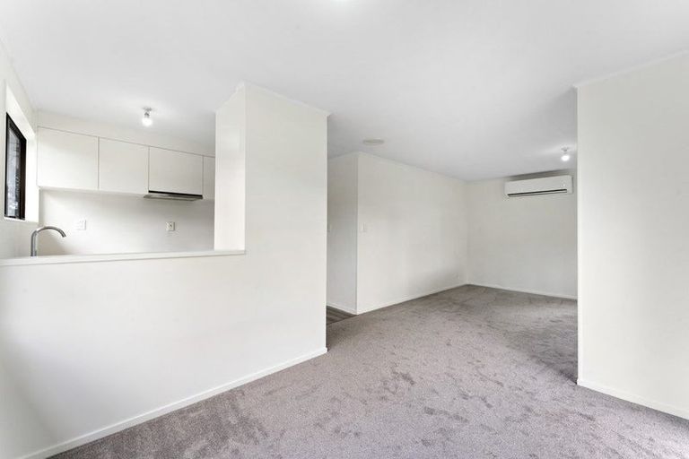 Photo of property in 1/10 Myna Place, Weymouth, Auckland, 2103