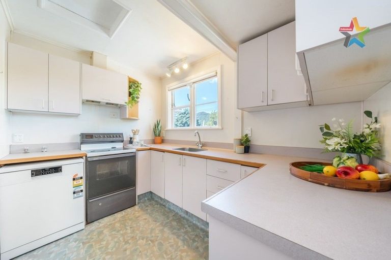 Photo of property in 4 Deans Grove, Taita, Lower Hutt, 5011